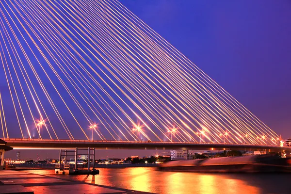 The Rama VIII bridge over the Chao Praya river at night in Bangk — Stock Photo, Image