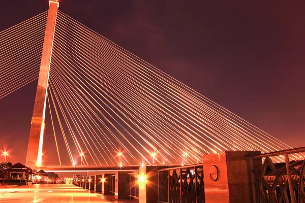 De rama viii brug over de chao praya rivier bij nacht in bangk — Stockfoto