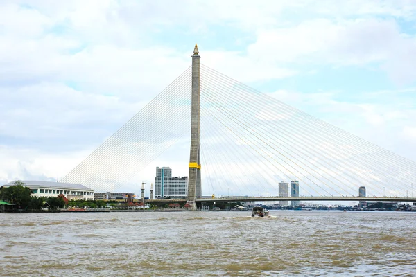 Мост Рамы VIII через реку Чао Прая в Бангкоке, Тайл — стоковое фото