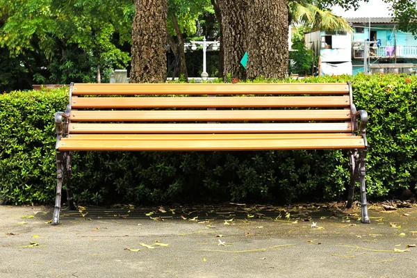 Banco de madeira em um parque da cidade — Fotografia de Stock