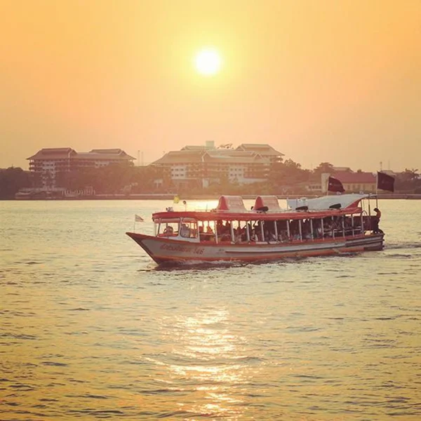 Pôr do sol no rio Chao Phraya, Bangkok, Tailândia . — Fotografia de Stock