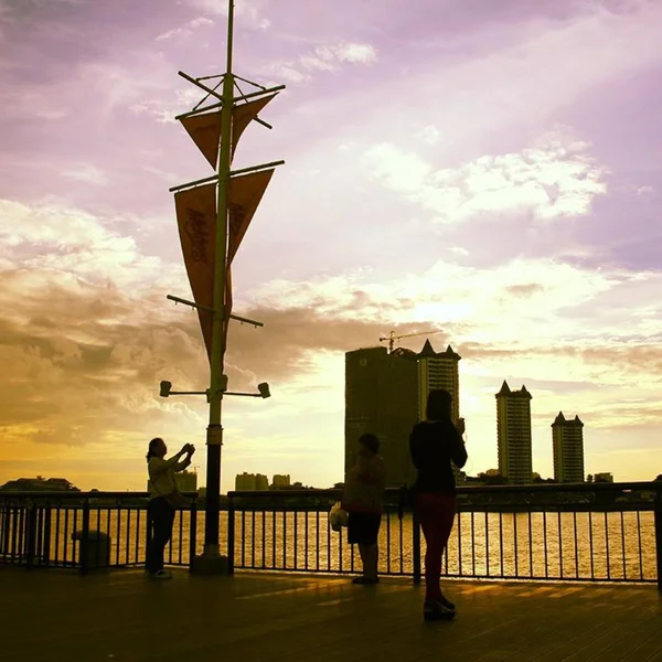 Asiatique gün batımında riverfront. — Stok fotoğraf