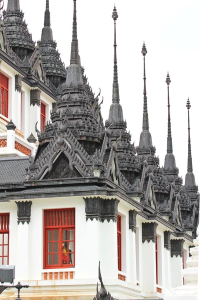 Templo de ferro Loha Prasat em Wat Ratchanatdaram Worawihan, Bangkok — Fotografia de Stock