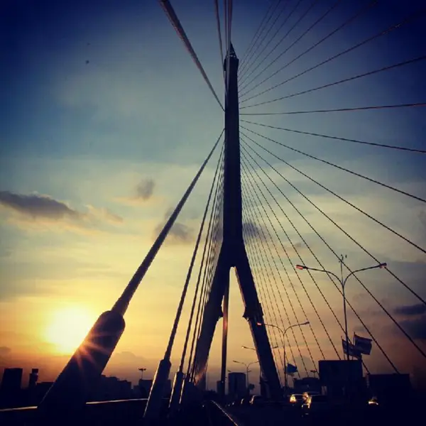 在落日，曼谷，泰国的 rama8 桥. — 图库照片