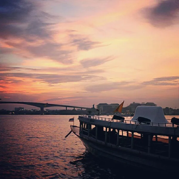 Gün batımı, bangkok, Tayland, Chao phraya Nehri. — Stok fotoğraf