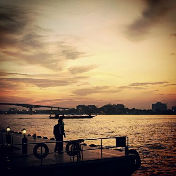 Chao phraya-floden i solnedgången — Stockfoto