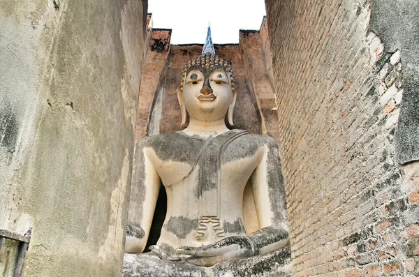 Buda antigo no Parque Histórico de Sukhothai, Tailândia . — Fotografia de Stock