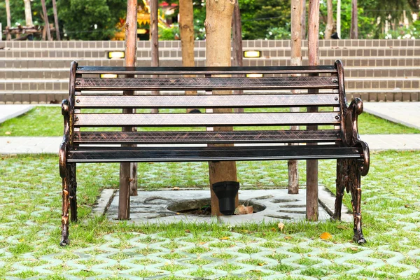 Скамейка в городском парке . — стоковое фото
