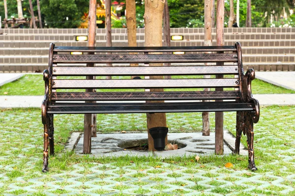 Banco em um parque da cidade . — Fotografia de Stock