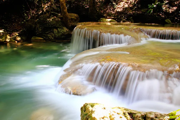Красивий водоспад erawan Національний парк в Канчанабурі tha — стокове фото