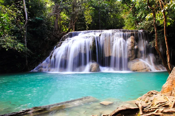 Piękny wodospad w Parku Narodowego erawan w kanchanaburi, tha — Zdjęcie stockowe