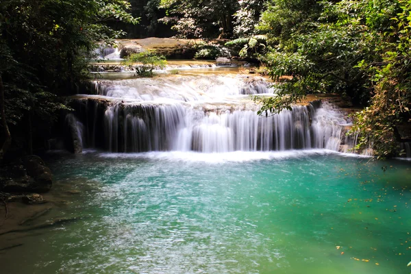 Hermosa cascada en el Parque Nacional Erawan en Kanchanaburi, Tha — Foto de Stock