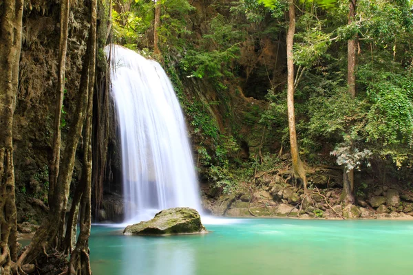 Hermosa cascada en el Parque Nacional Erawan en Kanchanaburi, Tha — Foto de Stock