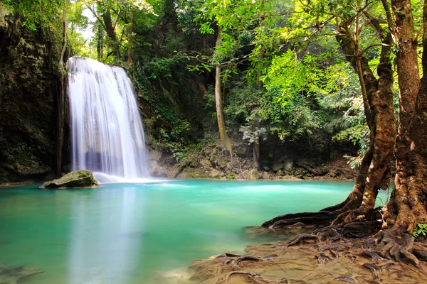 Bella cascata al Parco Nazionale di Erawan a Kanchanaburi, Tha — Foto Stock