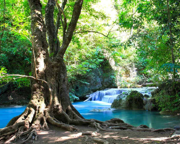 Hermosa cascada en el Parque Nacional Erawan en Kanchanaburi, Tha — Foto de Stock