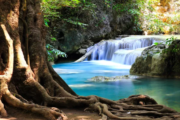 Hermosa cascada en el Parque Nacional Erawan en Kanchanaburi, Tha — Foto de Stock