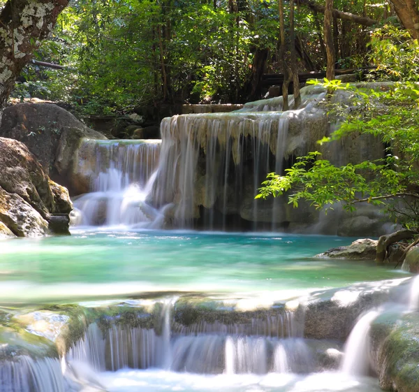 Cascadă frumoasă la Parcul Național Erawan din Kanchanaburi, Tha — Fotografie, imagine de stoc