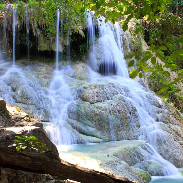 Hermosa cascada en el Parque Nacional Erawan en Kanchanaburi, Tha — Foto de Stock