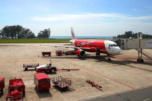 Αέρα Ασία αεροπλάνο στο διεθνές αεροδρόμιο του Πουκέτ, Πουκέτ, Ταϊλάνδη. — Φωτογραφία Αρχείου