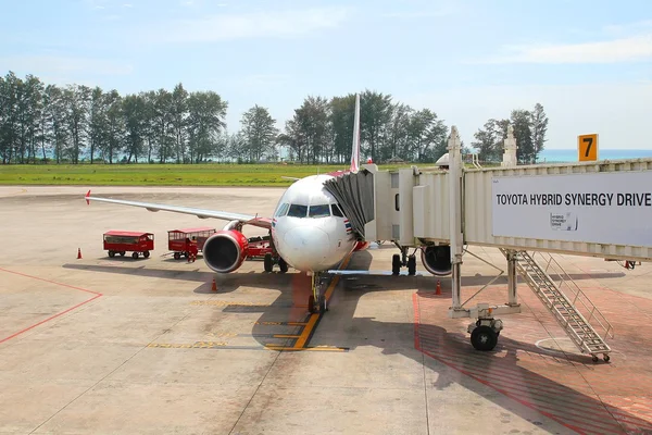 Повітряні Азії літака в Міжнародний аеропорт Пхукет, Пхукет, Таїланд. — стокове фото