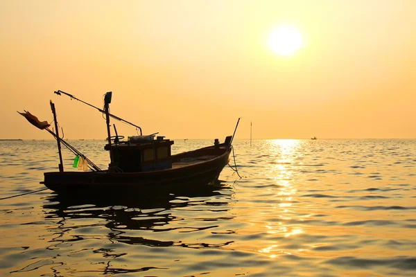 Silhouette of fishing boat at sunset — Stock Photo, Image