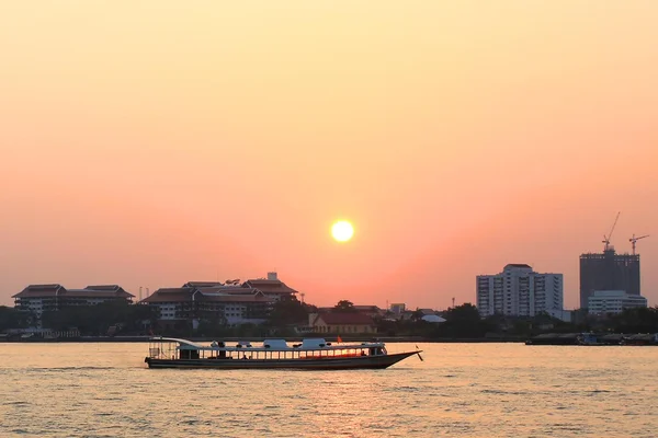 Rzeki Chao Phraya w zachód słońca, bangkok, Tajlandia. — Zdjęcie stockowe