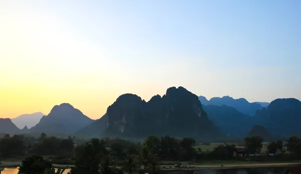 Góra widok na zachód słońca w mieście vang vieng, laos — Zdjęcie stockowe