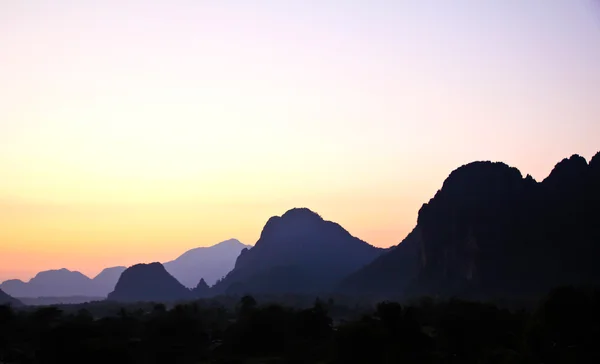 Schöner Sonnenuntergangshimmel über den Bergen — Stockfoto