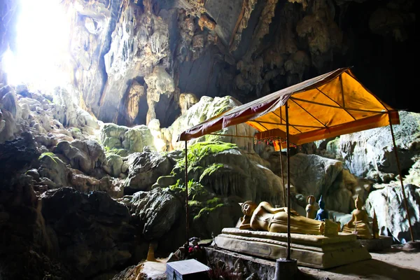 Buddhistiska grotta pukham nära vang vieng, laos. — Stockfoto