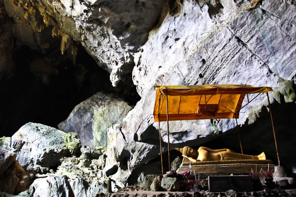 Die buddhistische höhle von pukham bei vang vieng, laos. — Stockfoto