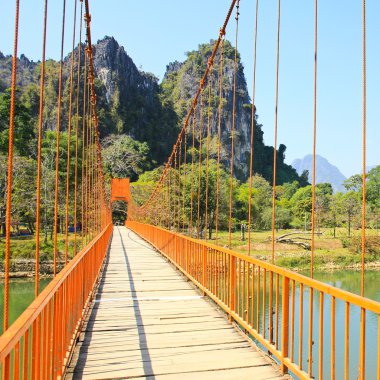 köprü üzerinde şarkı nehir, vang vieng, laos.
