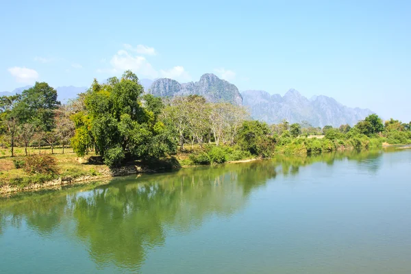 Paisagem junto ao Rio Song em Vang Vieng, Laos . — Fotografia de Stock