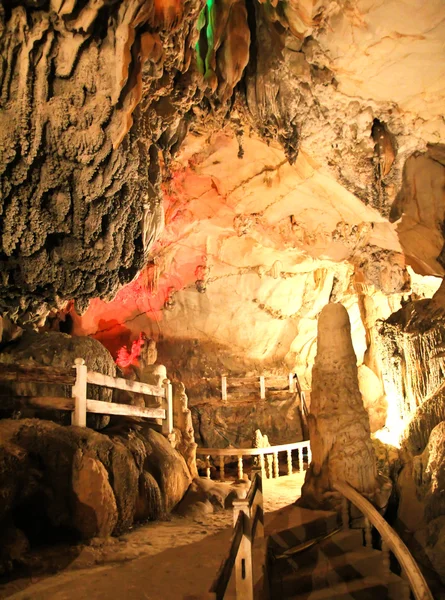 Tum jung v jeskyni vang vieng, laos. — Stock fotografie