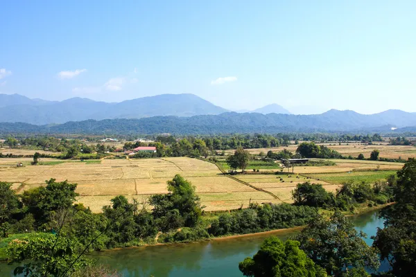 Krajobraz nad rzeką piosenki w vang vieng, laos. — Zdjęcie stockowe