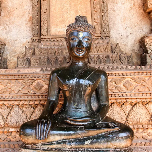 Bronzen Boeddhabeeld in de haw phra kaew, vientiane, laos. — Stockfoto