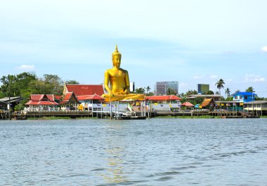 büyük altın buddha görünümünü olmak yan chao phraya nehrin k