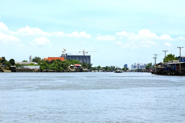 Fiume Chao Phraya a Nonthaburi, Thailandia . — Foto Stock