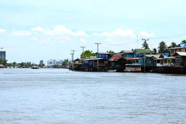 Casas a lo largo del río chao phraya, nonthaburi, Tailandia. — Zdjęcie stockowe