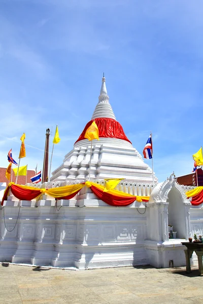 Pagoda blanca contra el cielo azul en el templo de Wat Poramaiyikawas en No — Foto de Stock