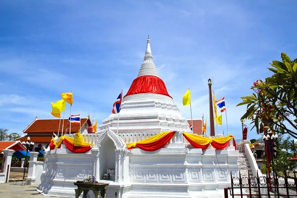 Weiße Pagode vor blauem Himmel am wat poramaiyikawas Tempel in No — Stockfoto
