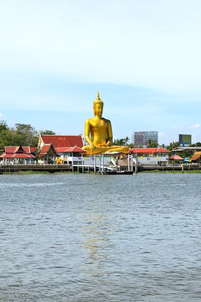 Zobrazení velkých zlatého Buddhy se straně řeky chao phraya v k — Stock fotografie