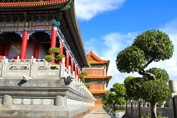 Templo de estilo chino tradicional en Wat Leng-Noei-Yi en Nonthabu —  Fotos de Stock