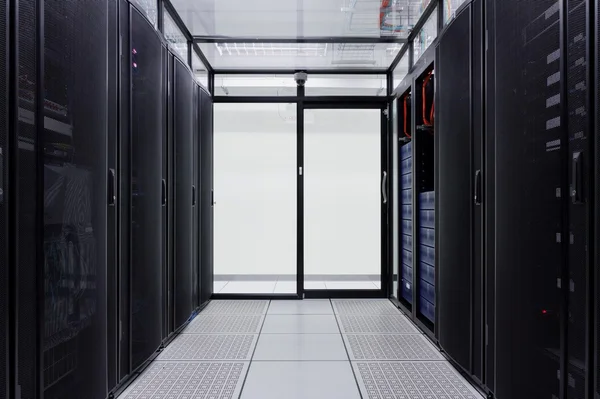 데이터 센터 룸의 서버 컴퓨터. — 스톡 사진