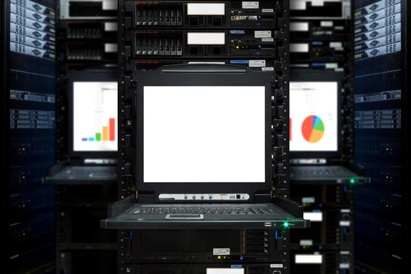 Tela de computador de servidor em branco em dados interiores modernos Centro, sala de servidores — Fotografia de Stock