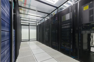 modern bir iç sunucu odası, süper bilgisayar, sunucu odası, datacenter, veri Güvenlik Merkezi.