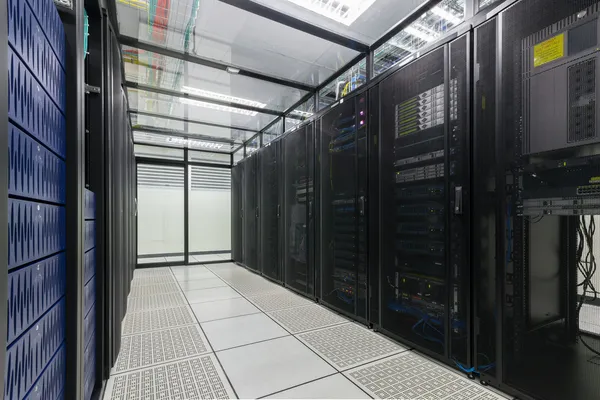 Современный интерьер серверной комнаты, суперкомпьютера, серверной, дата-центра, центра безопасности данных . — стоковое фото