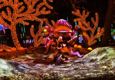 Parkta aydınlanma, çeşitli tesislerin aydınlatılması, ışık teması üzerine fantezi