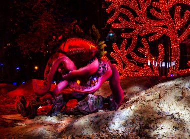 Parkta aydınlanma, çeşitli tesislerin aydınlatılması, ışık teması üzerine fantezi