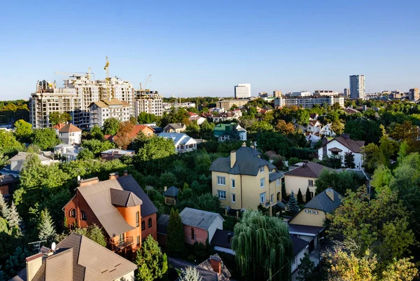 Ukrayna, barışçıl Harkov, çiçek açan Shatilovka bölgesi, hala huzurlu bir şehir manzarası. Rusya 'yla savaştan önce.
