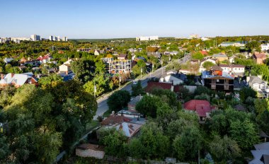 Ukrayna, barışçıl Harkov, çiçek açan Shatilovka bölgesi, hala huzurlu bir şehir manzarası. Rusya 'yla savaştan önce.